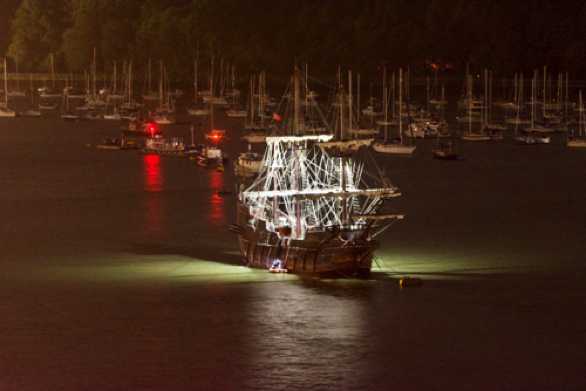 27 September 2023 - 21:06:05
At last, the two blinding headlights have been turned off and so a decent night shot of our 'resident' galleon is achieved.
-----------------
El Galeon Andalucia in Dartmouth